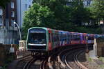 DT5 417 und 418 erreichen die Station Landungsbrücken.