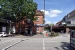 HAMBURG, 01.08.2022, das Eingangsgebäude zum U-Bahnhof Farmsen (Linie U1) an der August-Krogmann-Straße