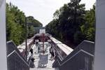 HAMBURG, 01.08.2022, Blick von der Brücke des Nebenein- und -ausgangs des U-Bahnhofs Berne (Linie U 1); links ein DT5 nach Großhansdorf, rechts ein DT4 in Richtung Innenstadt