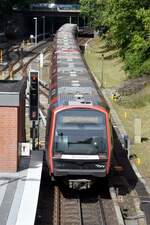 HAMBURG, 01.08.2022, U 1 nach Großhansdorf bei der Ausfahrt aus dem U-Bahnhof Berne (Linie U 1)