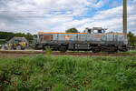 Lok von VOSSLOH der Baureihe 185 wartet gemeinsam mit einem KOMATSU RADLADER WA 320 in Lancken auf den nächsten Bauzugeinsatz.