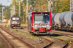 Hanseatische Eisenbahn mit Triebwagen 672 907 wurde in Neustrelitz vom Bahnsteig weggesetzt und steht nun vor der Gleissperre, die in kürze aufgelegt wird.