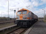 Der hvle Tiger V330.3 stand,am 17.April 2017,am Bahnsteig in Mukran.