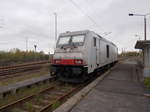 Die zum Hvle Bestand zählende 285 102,am 06.Mai 2017,am Bahnsteig in Mukran Mitte.