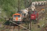 hvle V330.2 luft als Bremslok am Zugende eines schweren Kalkkesselzuges in den Gterbahnhof Blankenburg Nord ein.