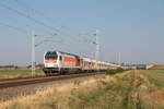 Maxima 40CC der hvle (264 008) mit einem Ganzzug Schüttgutwagen auf der Fahrt in Richtung Halle. Fotografiert am 06.09.2018 zwischen Schönebeck-Felgeleben und Gnadau. 