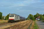 285 102-0 kommt mit einem Kieszug in Haldensleben eingefahren.