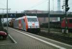 185 583 der HVLE Hhe Peine Bahnhof mit Dieselschwester  vor Kesselwagenzug.