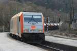 285 001 schiebt einen Gterzug durch den Bahnhof Rbeland; 21.03.2009