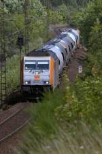 285 001-4 bringt mit 185 641-8 am Zugenede einige Kalkwagen zwischen Blankenburg und Httenrode nach Rbeland.