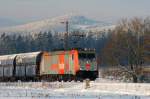 Vor der Kulisse des 971m hohen Wurmbergs zieht 185 641 einen Kalkschotterzug vom Kalkwerk Hornberg nach Elbingerode; 20.12.2009