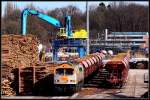 V330.3 stellt die schon geleerten Wagen in der Holzabteilung des Sdhafens ab und holt die nchsten vollen Wagen zum entladen.