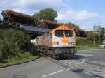 Die Hauptstrecke von und nach Rgen unterquerte der hvle Tiger V330.2,am 24.September 2011,in Stralsund Rgendamm.