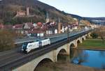 Heavy Haul Power International Stadler Eurodual 159 204-7 leeren Holzwagen in Gemünden am Main am 27.02.21