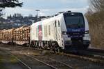 Am 26.03.2021 rangiert HHPI 20-02 (Stadler Eurodual) mit einem Holzzug an der Verladestelle im Bahnhof Arnsberg.