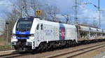 HHPI - Heavy Haul Power International GmbH mit  20-01  (NVR:  90 80 2159 201-3 D-RCM ) mit Ganzzug Schüttgutwagen am 14.04.21 Durchfahrt Bf.