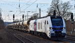 Heavy Haul Power International GmbH, Erfurt [D] mit der Eurodual Lok  20-05  [NVR-Nummer: 90 80 2159 205-4 D-ELP] und Schüttgutwagenzug (leer) am 05.12.24 Höhe Bahnhof Saarmund.