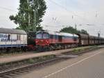 Mit einem Hupkonzert drhnt der  Yeoman Highlander , eine Class59 der HHPI, am Abend des 26.7.09 an der wasserfassenden BR 52 8038 in Eystrup vorbei.