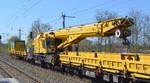 Gleisbaukran der Firma HERING Bahnbau Name  THOR  Typ Kirow KRC 910 (D-HGUI 99 80 9419 014-2) am 21.04.20 beim Transport durch den Bf.