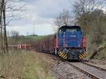 V150.02 (92 80 1275 501-5 D-HGB) der Hessischen Güterbahn wartet an der Holzverladestelle Breidenstein an der ehemaligen Scheldetalbahn auf die Beladung der Holzzuges von ERMEWA