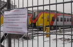 Klageschrift und Angeklagter: Am Zaun der Abstellanlage am Hbf Aschaffenburg haben Anwohner diesen Protest angebracht. Im Hintergrund HLB-ET 160 und andere. Aufnahme vom 24.1.19.