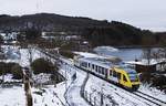 Auf dem Weg von Finnentrop nach Olpe verlässt der VT 259 der Hessischen Landesbahn am 14.01.2021 Sondern an der Biggetalsperre