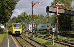 Auf dem Weg von Bad Berleburg nach Siegen erreicht der HLB-VT 505 am 03.10.2022 den Bahnhof Hilchenbach. Wegen der handbedienten Schranke und Signalen ist der Bahnhof heute noch besetzt und vermittelt einen Rest Eisenbahnromantik.