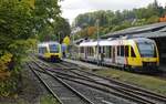 in Hilchenbach kreuzen sich die Züge der Rothaar-Bahn Siegen - Bad Berleburg. Am 03.10.2022 treffen sich hier die HLB-Triebwagen VT 263 und 260.