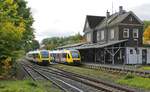 Am 03.10.2022 verlässt der HLB-VT 263 den Kreuzungsbahnhof Hilchenbach in Richtung Bad Berleburg, gleich wird sich auch der VT-260 auf die Weiterfahrt nach Siegen machen