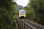 Ziemlich zugewachsen präsentiert sich der Viadukt über den Ferndorfbach kurz vor dem Haltepunkt Kredendach, den der HLB-LINT VT 260 am 03.10.2022 auf der Fahrt von Siegen nach Bad Berleburg