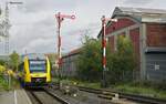 Mit einem Zug der RB 93 von Bad Berleburg nach Siegen fährt der HLB-VT 252 im Bahnhof Ferndorf ein