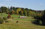 Von Lützel kommend fährt der VT 555 der HLB am 11.10.2022 das Edertal hinunter in das rund 6 km entfernte Erndtebrück. Der Triebwagen passt gut zu den schon herbstlich gefärbten Wäldern.