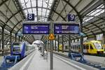 Blick von der Querhalle des Wiesbadener Hauptbahnhofes in die Bahnhofshalle am 27.06.2023: Links der VLEXX-620 908 als RB 33 nach Mainz und weiter nach Idar-Oberstein, rechts ein 640-Doppel der