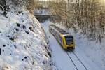 Auf der Fahrt von Olpe nach Finnentrop hat der VT 507 der Hessischen Landesbahn am 20.01.2024 den Listerscheider Tunnel verlassen und wird gleich im Haltepunkt Listerscheid eintreffen