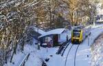 Am 20.01.2024 verlässt der VT 507 der Hessischen Landesbahn den in einen Einschnitt gelegenen Haltepunkt Listerscheid in Richtung Finnentrop