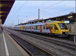 Fr etwas farbliche Abwechslung sorgte am Abend des 08.11.08 die Einfahrt dieses Sonderzuges der HLB in den Bahnhof Kln Messe/Deutz.