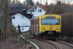 Der VT2E hat am 29.12.2012 auf seiner Fahrt von Bad Homburg nach Grvenwiesbach die ersten Huser von Hundstadt fast erreicht, zum Haltepunkt ist es auch nicht mehr weit.