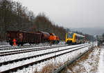   Herdorf am 02.01.2016: Während die Lok 44 (92 80 1271 004-4 D-KSW) der KSW (Kreisbahn Siegen-Wittgenstein), eine MaK G 1000 BB, mit ihrem kurzem Güterzug Sh 0 hat, darf erst der VT 507 