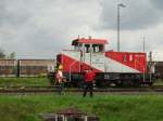 Die D8 der Hafenbahn Frankfurt beim 150. en Jubilum. Hier wird die Funkfernsteuerung der Krauss Maffei MH 05 Maschine vorgefhrt.