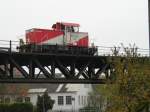 Die D8 der Hafenbahn Frankfurt am Main bei der letzten Fahrt ber die Brcke am Depot in Frankfurt Ost am 04.11.04.