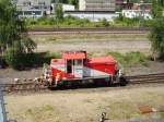 Die D8 der Hafenbahn Frankfurt am Main beim Rangieren am 19.07.06. Man beachte die Lokfhrer die auf den Trittbrett mitfahren 