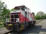 Die D1 der Hafenbahn Frankfurt am Main von einen Gehweg aus fotografiert durch Zoom am 24.04.11 in Hanau Hafen 