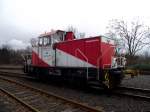 Krauss Maffei MH05 alias D9 der Hafenbahn Frankfurt steht am 07.12.13 in Hanau Hafen  von einen Bahnübergang aus fotografiert