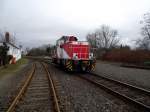 Krauss Maffei MH05 als D9 der Hafenbahn Frankfurt steht am 07.12.13 in Hanau Hafen von einen Bahnübergang aus fotografiert