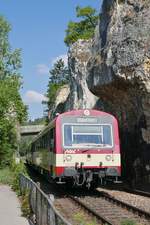 VT 42 (626 142) der Hohenzollerischen Landesbahn mit Fahrradwagen und VT 41 am Zugende befinden sich am 05.05.2018 als HzL 87622 'NATURPARKEXPRESS' von Tuttlingen kommend kurz vor der Einfahrt in den