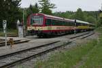 Von Gammertingen kommend fahren VT 41 (626 141-5) der Hohenzollerischen Landesbahn mit Fahrradwagen und VT 42 am Zugende am 05.05.2018 als HzL 87621 n den Bahnhof Hanfertal ein.