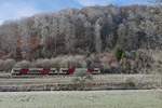 Von Tübingen kommend mit Ziel Sigmaringen fahren zwei Regio-Shuttle als HzL 86237 zwischen Storzingen und Oberschmeien durch das mit Raureif überzogene Schmeiental (25.12.2018).