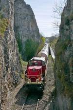 V 180 der HzL mit Holcim-Wagen am 15.04.2020 kurz nach der Ausfahrt aus dem Bahnhof Sigmaringen und der Überquerung der Donau auf der Fahrt Richtung Balingen.