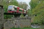 Von Mengen kommend und dem Ziel Stockach überqueren die beiden  seehäsle -Triebwagen 252 und 254 der HzL / SWEG am 08.05.2022 die Ablach im fürstlichen Park von Krauchenwies