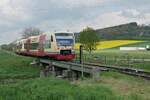 Auf der Fahrt von Mengen nach Stockach überqueren die beiden  seehäsle -Triebwagen 252 und 254 der HzL / SWEG am 08.05.2022 die Ablach bei Göggingen